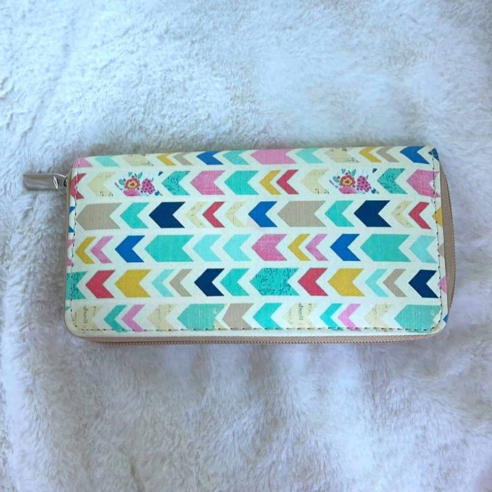 ❗️DONATED❗️EUC- FLORAL CHEVRON SYMBOL CLUTCH ZIPPER WALLET - Picture 1 of 11